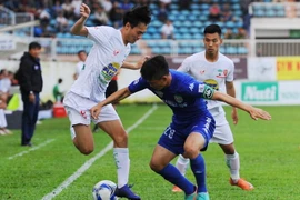 Một pha tranh chấp bóng của cầu thủ 2 đội. (Ảnh: Hoài Nam/TTXVN)