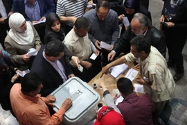 Cử tri Syria bỏ phiếu tại một điểm bầu cử ở Aleppo ngày 13/4. (Nguồn: AFP/TTXVN)