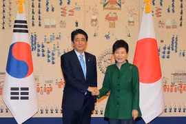 Thủ tướng Nhật Bản Shinzo Abe và Tổng thống Hàn Quốc Park Geun Hye. (Nguồn: AFP)