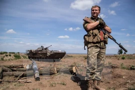 Binh sỹ Ukraine gác tại chốt quân sự gần làng Troitske, vùng Lugansk. (Nguồn: AFP/TTXVN)