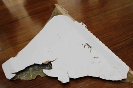 Một trong hai mảnh vỡ nghi của chiếc máy bay MH370 được tìm thấy ở Mozambique. (Nguồn: THX/TTXVN)
