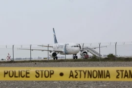 Máy bay Airbus A-320 (giữa) sau khi bị bắt cóc và phải hạ cánh xuống sân bay Larnaca ở CH Cyprus ngày 29/3. (Nguồn: AFP/TTXVN)