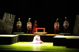 Hình ảnh về buổi diễn kịch Hamlet tại nhà hát lâu đời nhất tại Singapore Victoria Hall tối 25/3. (Nguồn: TTXVN)