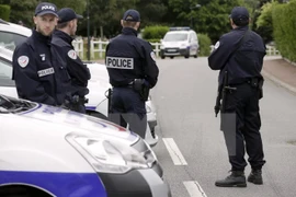 Cảnh sát Pháp triển khai trên các đường phố ở Magnanville. (Nguồn: AFP/TTXVN)