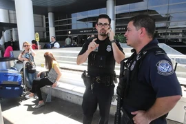 Cảnh sát gác bên ngoài sân bay quốc tế Los Angeles, ở Los Angeles, bang California ngày 1/7. (Nguồn: EPA/TTXVN)