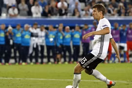 Thomas Mueller sút penalty trong trận đấu với Italy. (Nguồn: EPA/TTXVN) 