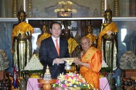 Chủ tịch nước Trần Đại Quang đến thăm Đại Tăng Thống Tep Vong ở chùa Unlanom. (Ảnh: Nhan Sáng/TTXVN)