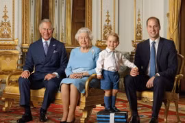 Nữ hoàng Elizabeth II chụp ảnh lưu niệm cùng Thái tử Charles, Hoàng tử William và Hoàng tử nhí George. (Nguồn: AP)