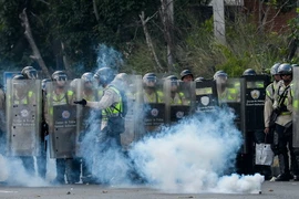 Cảnh sát làm nhiệm vụ trong cuộc biểu tình của lực lượng đối lập ở Caracas, Venezuela ngày 1/9. (Nguồn: AFP/TTXVN)