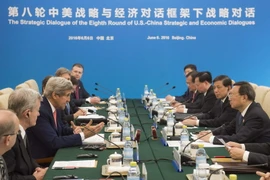 Ngoại trưởng Mỹ John Kerry và Ủy viên Quốc vụ Trung Quốc Dương Khiết Trì tại một phiên thảo luận. (Nguồn: AFP/TTXVN)