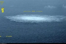 Khí đốt rò rỉ trên đường ống thuộc hệ thống Dòng chảy phương Bắc ở biển Baltic, ngày 27/9. (Ảnh: THX/TTXVN)