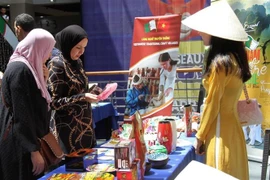 Đại sứ quán Việt Nam tại Algeria tổ chức khai mạc triển lãm ảnh và không gian trưng bày, giới thiệu các sản phẩm hàng hóa Việt Nam đến với người dân Algeria (2022). (Ảnh: Trung Khánh/TTXVN)