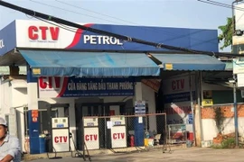 Một cây xăng trên địa bàn thành phố Thủ Dầu Một, tỉnh Bình Dương kéo rào nghỉ bán. (Ảnh: TTXVN phát)