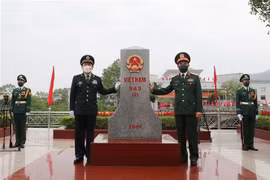 Bộ trưởng Quốc phòng Phan Văn Giang và Bộ trưởng Quốc phòng Trung Quốc Ngụy Phượng Hòa bên cột mốc biên giới Việt Nam tại cửa khẩu Tà Lùng. (Ảnh: Trọng Đức/TTXVN)