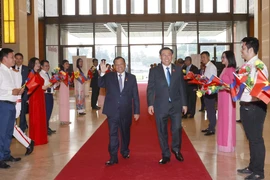 Chủ tịch Quốc hội Vương Đình Huệ đón Chủ tịch Thượng viện Vương quốc Campuchia. (Ảnh: Doãn Tấn/TTXVN)