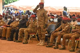 Đại uý Ibrahim Traore (thứ 3, phải, hàng đầu) tại một sự kiện ở Ouagadougou, Burkina Faso, ngày 8/10/2022. (Ảnh: AFP/TTXVN)