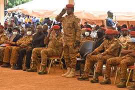 Đại uý Ibrahim Traore (thứ 3, phải, hàng đầu) tại một sự kiện ở Ouagadougou, Burkina Faso, ngày 8/10/2022. (Ảnh: AFP/TTXVN)
