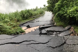 Hiện trường vụ sạt, lún nghiêm trọng trên Quốc lộ 15D. (Ảnh: TTXVN phát)