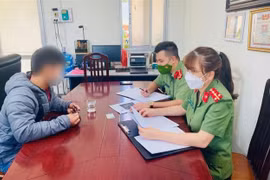 Một đối tượng bị xử phạt 7,5 triệu đồng về hành vi đăng tải thông tin thất thiệt lên mạng xã hội gây hoang mang dư luận. (Ảnh: TTXVN phát)