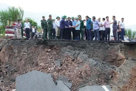 Phó Thủ tướng Lê Văn Thành kiểm tra công tác khắc phục tại tuyến đường Quốc lộ 15D đoạn đi qua xã A Ngo, huyện miền núi Đakrông. (Ảnh: Thanh Thủy/TTXVN)