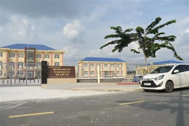 Trụ sở UBND xã tại khu tái định cư Lộc An-Bình Sơn đã hoàn thành. (Ảnh: Công Phong/TTXVN)