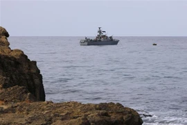 Tàu hải quân Israel tuần tra ở vùng biển ngoài khơi khu vực Rosh Hanikra, gần biên giới với Liban, ngày 4/10/2022. (Ảnh: AFP/TTXVN)