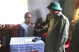 Phó Thủ tướng Chính phủ Lê Văn Thành thăm hỏi, tặng quà cho các hộ dân tại xóm Mỹ Ôn, thôn An Xuân, xã Quảng An, huyện Quảng Điền. (Ảnh: Tường Vi/TTXVN)