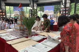 Các đại biểu và người dân Thủ đô tham quan trưng bày chuyên đề kỷ niệm 68 năm Ngày Giải phóng Thủ đô. (Ảnh: TTXVN phát)