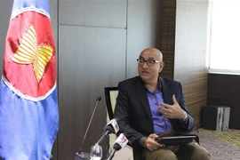 Phó Tổng thư ký ASEAN phụ trách Cộng đồng Kinh tế Satvinder Singh trả lời phỏng vấn của phóng viên TTXVN tại Jakarta. (Ảnh: Hữu Chiến/TTXVN)