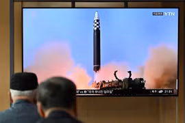 Người dân theo dõi qua truyền hình tại nhà ga Seoul, Hàn Quốc về vụ phóng tên lửa của Triều Tiên, ngày 25/9/2022. (Ảnh: AFP/TTXVN)