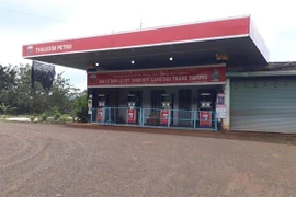 Một trạm xăng dầu tại xã Phú Nghĩa, huyện Bù Gia Mập treo bảng "hết xăng". (Ảnh: K GỬIH/TTXVN)