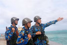 Cán bộ, chiến sỹ trên các đảo thuộc huyện đảo Trường Sa luôn sẵn sàng chiến đấu, tuần tra, canh gác bảo đảm an toàn. (Ảnh: TTXVN phát)