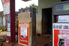 Một trạm xăng dầu treo bảng "hết xăng" ở huyện Bù Gia Mập. (Ảnh: K GỬIH/TTXVN)