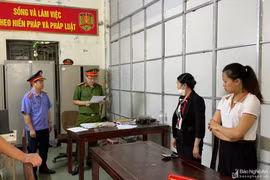 Cơ quan Cảnh sát điều tra tống đạt quyết định khởi tố các bị can. (Nguồn: Báo Nghệ An)