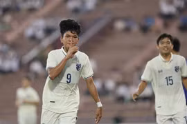 Cầu thủ Tontawan (số 9, Thái Lan) ghi bàn thắng ở phút thứ 88, ấn định chiến thắng 3-1 cho U17 Thái Lan. (Ảnh: Minh Quyết/TTXVN)