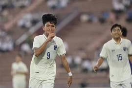 Cầu thủ Tontawan (số 9, Thái Lan) ghi bàn thắng ở phút thứ 88, ấn định chiến thắng 3-1 cho U17 Thái Lan. (Ảnh: Minh Quyết/TTXVN)