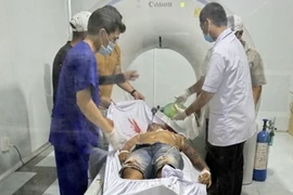 Các nạn nhân được cấp cứu tại Trung tâm Y tế thành phố Phú Quốc. (Ảnh: TTXVN phát)