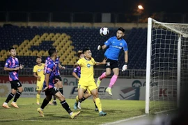 Một pha bóng lộn xộn trước khung thành đội Sài Gòn FC. (Ảnh: TTXVN phát)