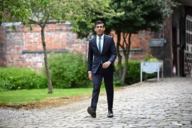 Ông Rishi Sunak tới dự một sự kiện ở Stoke-on-Trent, Anh, ngày 12/5/2022. (Ảnh: AFP/ TTXVN)