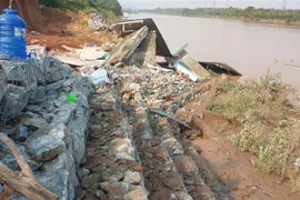 Hiện trường vụ sạt lở bờ sông Thạch Hãn tại thôn Như Lệ, xã Hải Lệ, thị xã Quảng Trị tối 16/10. (Ảnh: Thanh Thủy/TTXVN)