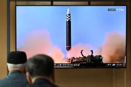 Truyền thông Hàn Quốc đưa tin về vụ phóng tên lửa của Triều Tiên, tại Seoul, ngày 29/9/2022. (Ảnh: AFP/TTXVN)