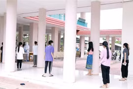 Hội người Việt Nam tại thủ đô Vientiane phối hợp với Bộ Y tế Lào tổ chức điểm xét nghiệm COVID-19 tại Ký túc xá sinh viên Việt Nam ở Vientiane. (Ảnh: Phạm Kiên/TTXVN)