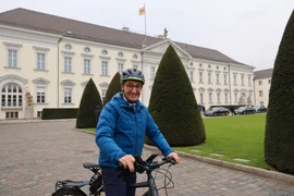 Tân Bộ trưởng Lương thực và Nông nghiệp Đức Cem Özdemir trước Phủ tổng thống ở Berlin (Nguồn: Spiegel)