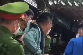Lực lượng công an khống chế anh N.H.T (sn 1997, trú tại thị xã Tân Uyên, tỉnh Bình Dương). (Ảnh: TTXVN)
