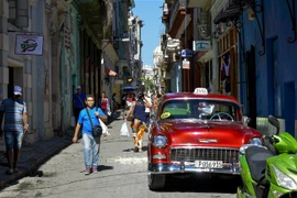 Người dân trên đường phố La Habana (Cuba). (Ảnh: AFP/TTXVN)
