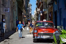 Người dân trên đường phố La Habana (Cuba). (Ảnh: AFP/TTXVN)