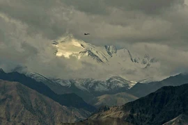 Một chiến đấu cơ của Ấn Độ bay qua Ladakh, gần khu vực biên giới Himalaya chưa được phân định với Trung Quốc. (Nguồn: france24.com)