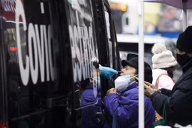 Lấy mẫu xét nghiệm COVID-19 tại quận Queens, New York (Mỹ), ngày 29/12/2021. (Ảnh: THX/TTXVN)