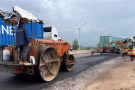 Nhiều phương tiện và nhân lực được các đơn vị thi công huy động để đẩy nhanh tiến độ sửa chữa hư hỏng Quốc lộ 1. (Ảnh: Tường Quân/TTXVN)