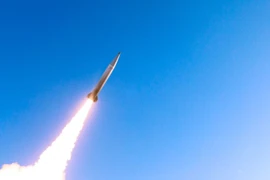 Tên lửa chính xác tầm xa của Lockheed Martin trong một vụ phóng thử nghiệm hồi tháng 5/2021. (Nguồn: defensedaily.com)